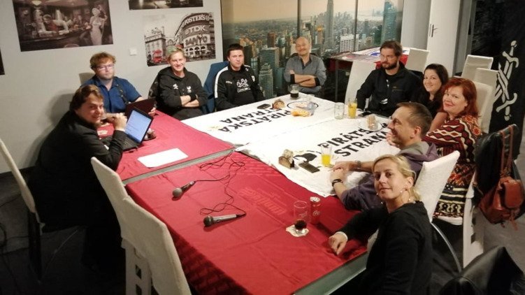 2020-06-25-piratska-tvrz-jede