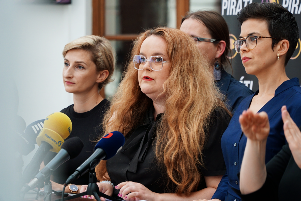 Vláda schválila novelu ke zvyšování penzí po osmdesátce a k práci v důchodu. Podle Pirátů není efektivní