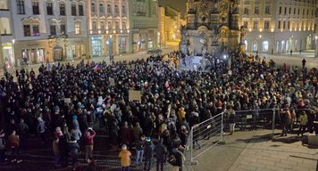 Olomoučané i přespolní dvakrát demonstrovali u Svaté Trojice za posílení demokracie