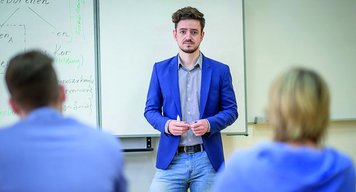 Komentář Viktora Ticháka: Rozevírající se nůžky platů učitelů - co s tím?